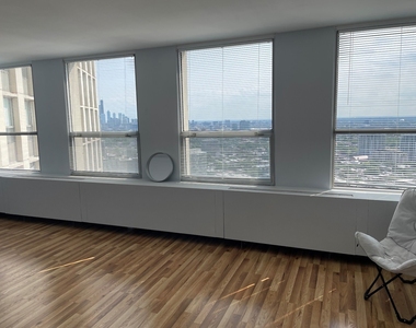 2626 N Lakeview Avenue - Photo Thumbnail 4