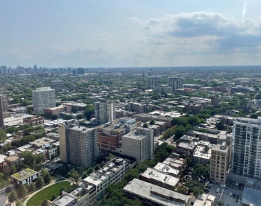 2626 N Lakeview Avenue - Photo Thumbnail 2