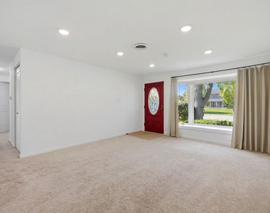 1624 W Weathersfield Way - Photo Thumbnail 10