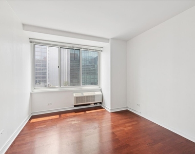 211 E Ohio Street - Photo Thumbnail 7