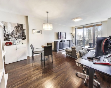 330 N Jefferson Street - Photo Thumbnail 3