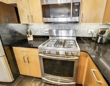330 N Jefferson Street - Photo Thumbnail 12