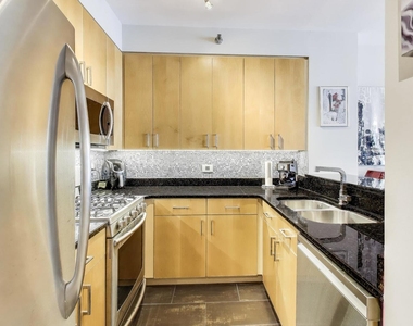 330 N Jefferson Street - Photo Thumbnail 11