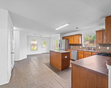 7207 Highland Oak Court - Photo Thumbnail 7
