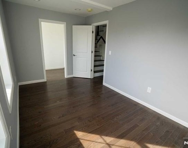 313 Livingston - Photo Thumbnail 11