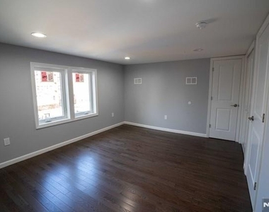 313 Livingston - Photo Thumbnail 14