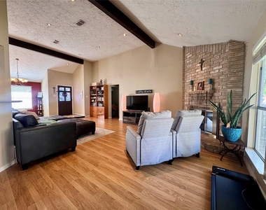 8507 Grove Park Drive - Photo Thumbnail 4