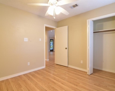 8507 Grove Park Drive - Photo Thumbnail 16