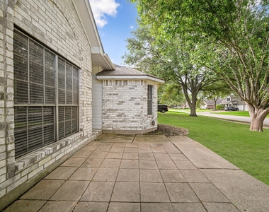 1242 Hunter Wood Drive - Photo Thumbnail 2