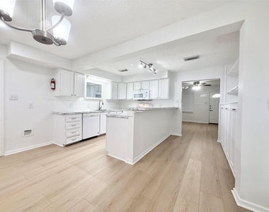 1121 N Chenango Street - Photo Thumbnail 8