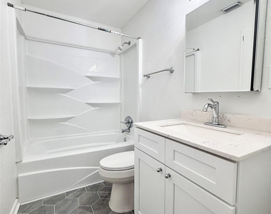 1121 N Chenango Street - Photo Thumbnail 14