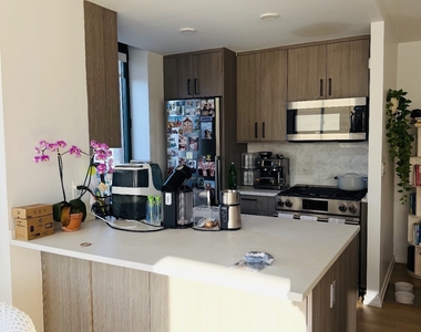 200 West 60th Street - Photo Thumbnail 3