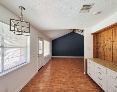 409 S Travis - Photo Thumbnail 14
