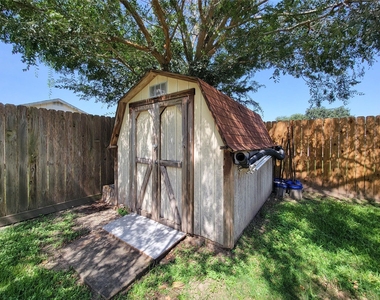 409 S Travis - Photo Thumbnail 34