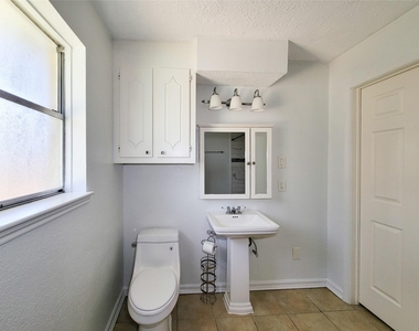409 S Travis - Photo Thumbnail 22