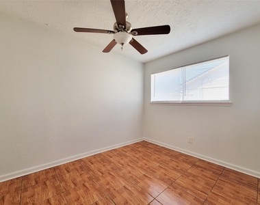 409 S Travis - Photo Thumbnail 26