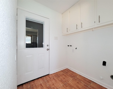 409 S Travis - Photo Thumbnail 15