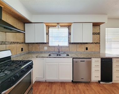 409 S Travis - Photo Thumbnail 12