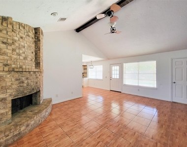 409 S Travis - Photo Thumbnail 4