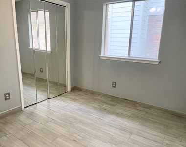 8318 Hot Springs Drive - Photo Thumbnail 12