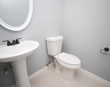 5821 Sunforest Dr - Photo Thumbnail 18