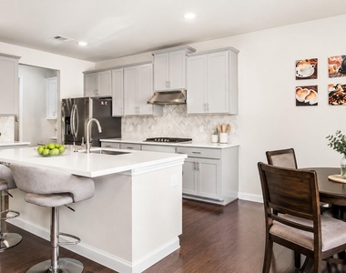 4411 Woodridge Drive - Photo Thumbnail 5