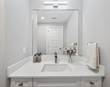 1122 W 16th Street - Photo Thumbnail 10