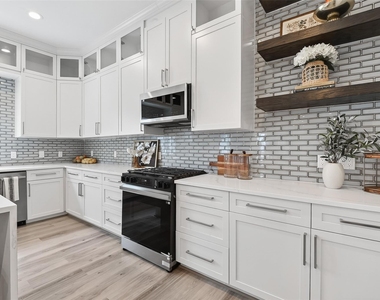 1122 W 16th Street - Photo Thumbnail 9