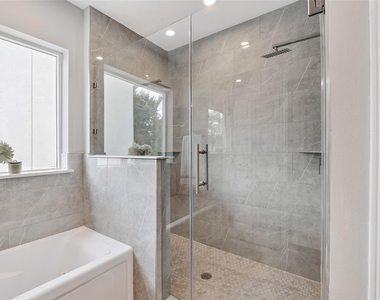 1122 W 16th Street - Photo Thumbnail 13