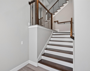 1122 W 16th Street - Photo Thumbnail 2