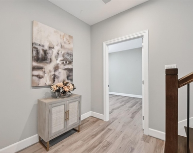 1122 W 16th Street - Photo Thumbnail 3