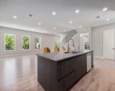 1113 W 21st Street - Photo Thumbnail 6