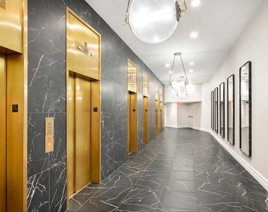Wall Street - Photo Thumbnail 12