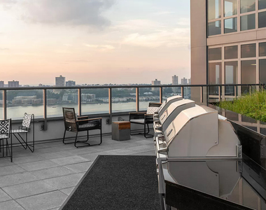 West 57th Street - Photo Thumbnail 4