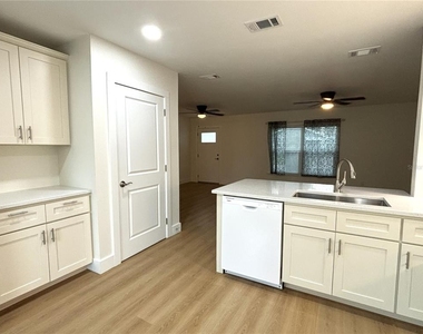 220 W North Street - Photo Thumbnail 3