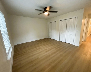 220 W North Street - Photo Thumbnail 4