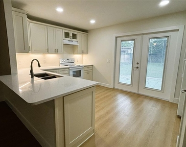 220 W North Street - Photo Thumbnail 1