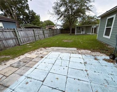 220 W North Street - Photo Thumbnail 11
