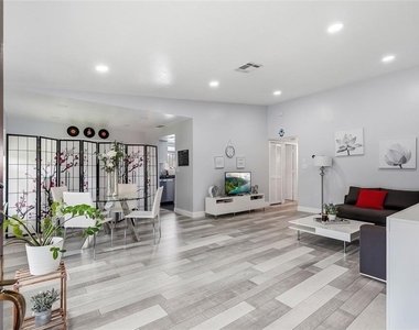 908 Hammock Pine Boulevard - Photo Thumbnail 4