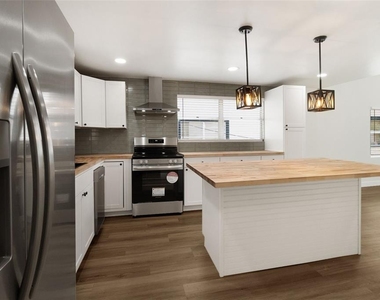 2329 W Beach Street - Photo Thumbnail 11