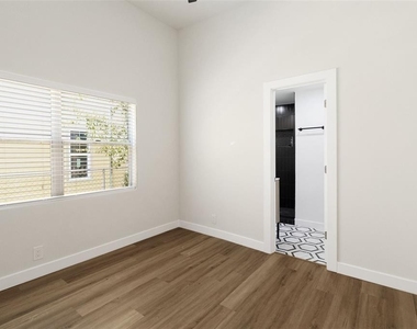 2329 W Beach Street - Photo Thumbnail 17