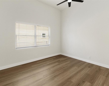 2329 W Beach Street - Photo Thumbnail 23