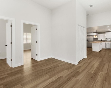 2329 W Beach Street - Photo Thumbnail 9