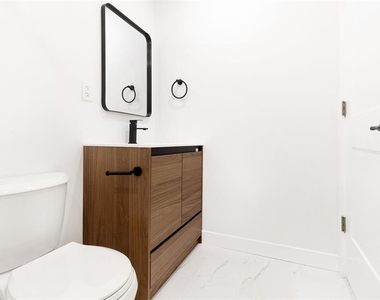 2329 W Beach Street - Photo Thumbnail 26