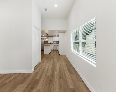 2329 W Beach Street - Photo Thumbnail 8