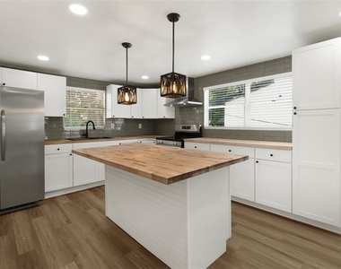 2329 W Beach Street - Photo Thumbnail 15