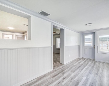 19506 Gulf Boulevard - Photo Thumbnail 7