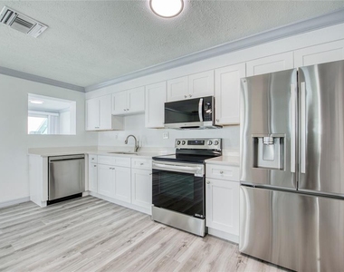 19506 Gulf Boulevard - Photo Thumbnail 4
