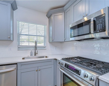 1205 W Hollywood Street - Photo Thumbnail 10