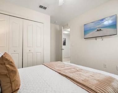 4717 Blue Diamond Street - Photo Thumbnail 17